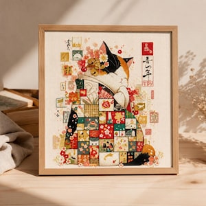 Peut inclure: Une broderie au point de croix encadrée représentant un chat calico aux yeux fermés, orné de motifs floraux. Le corps du chat est composé d'une grille de carrés colorés et à motifs. Du texte japonais est visible sur les côtés.