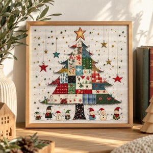 Könnte beinhalten: Eine quadratisch gerahmte Kreuzstichstickerei mit einem Weihnachtsbaum im Patchwork-Stil, der aus verschiedenen rot, grün und blau gemusterten Stoffquadraten besteht. Der Baum ist mit einem goldenen Stern gekrönt und von sieben kleinen Schneemännern umgeben.