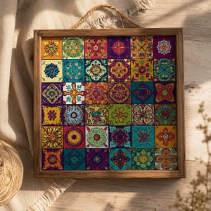 Könnte beinhalten: Ein quadratischer Holzrahmen mit einem Gitter aus sechsunddreißig einzelnen Fliesen, die jeweils ein einzigartiges, farbenfrohes und komplexes Blumen- oder Geometriemuster in Orange, Türkis, Lila, Gelb, Grün und Rot zeigen, mit einer Kordel.