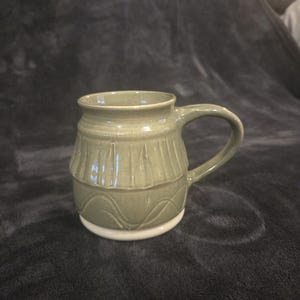 Mug en céramique émaillée verte, signé Vaughan L Smith de Westcote Bell Pottery, 2003