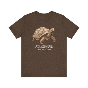 Outlived Every Last Doubter Shirt, Funny Tortoise Tee, Motivational Gift, Survivor Humor Graphic T-Shirt, Slow and Steady afbeelding 4