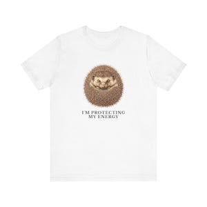 Protecting My Energy Hedgehog T-Shirt Bild 4