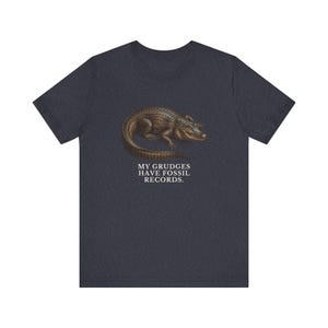 Camiseta "Los rencores tienen registros fósiles", camiseta divertida de cocodrilo, regalo de humor mezquino, camiseta gráfica de humor negro, regalo para introvertidos imagen 14