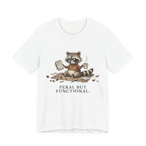 Feral But Functional Graphic Tee - Funny Raccoon Burnout Gift afbeelding 4