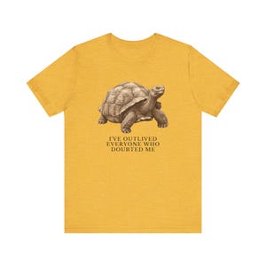 Outlived Every Last Doubter Shirt, Funny Tortoise Tee, Motivational Gift, Survivor Humor Graphic T-Shirt, Slow and Steady afbeelding 9