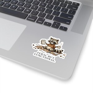 Pegatina Salvaje pero Funcional - Divertido regalo de mapache quemado imagen 2