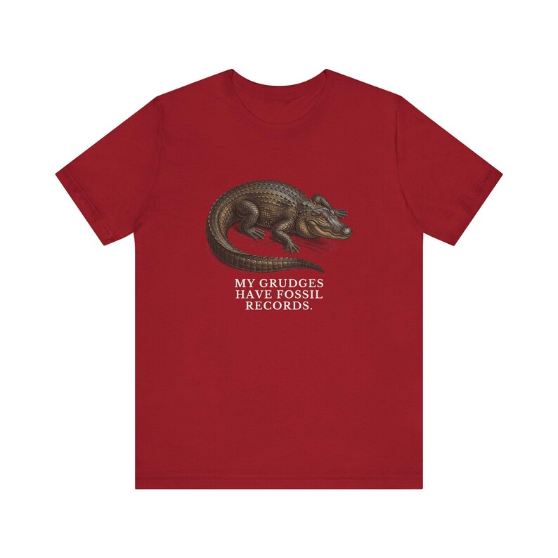 Camiseta "Los rencores tienen registros fósiles", camiseta divertida de cocodrilo, regalo de humor mezquino, camiseta gráfica de humor negro, regalo para introvertidos imagen 19