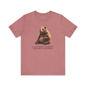 No Regrets Bear Shirt, Funny Grizzly Bear Tee, Salmon Lover Gift, Outdoorsy Humor Graphic T-Shirt, Wildlife Tee bild 3