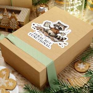 Pegatina Salvaje pero Funcional - Divertido regalo de mapache quemado imagen 9