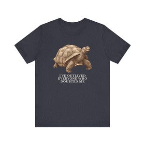 Outlived Every Last Doubter Shirt, Funny Tortoise Tee, Motivational Gift, Survivor Humor Graphic T-Shirt, Slow and Steady afbeelding 15