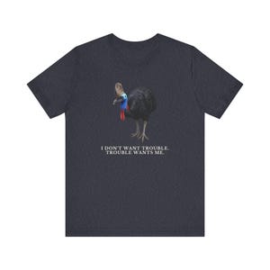 Trouble Finds Me First Shirt, Funny Cassowary Tee, Dangerous Bird Gift, Australian Wildlife Graphic T-Shirt, Bird Nerd afbeelding 15