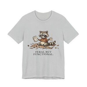 Feral But Functional Graphic Tee - Funny Raccoon Burnout Gift afbeelding 6
