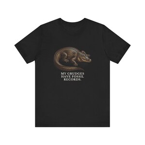 Camiseta "Los rencores tienen registros fósiles", camiseta divertida de cocodrilo, regalo de humor mezquino, camiseta gráfica de humor negro, regalo para introvertidos imagen 8