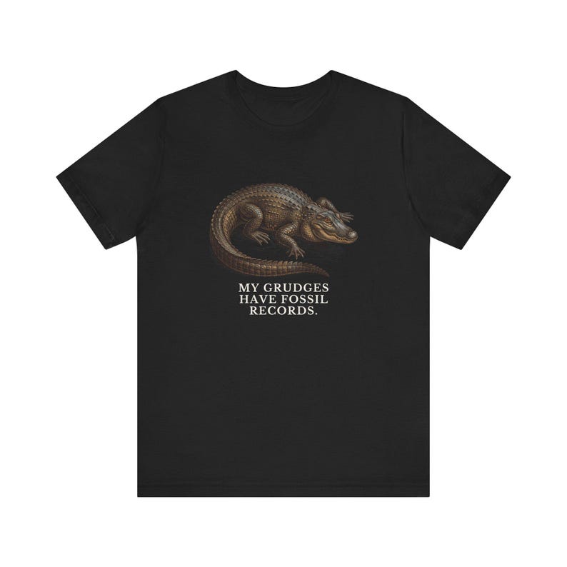 Camiseta "Los rencores tienen registros fósiles", camiseta divertida de cocodrilo, regalo de humor mezquino, camiseta gráfica de humor negro, regalo para introvertidos imagen 8