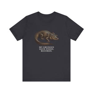 Camiseta "Los rencores tienen registros fósiles", camiseta divertida de cocodrilo, regalo de humor mezquino, camiseta gráfica de humor negro, regalo para introvertidos imagen 10