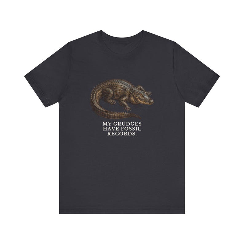 Camiseta "Los rencores tienen registros fósiles", camiseta divertida de cocodrilo, regalo de humor mezquino, camiseta gráfica de humor negro, regalo para introvertidos imagen 10