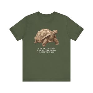 Outlived Every Last Doubter Shirt, Funny Tortoise Tee, Motivational Gift, Survivor Humor Graphic T-Shirt, Slow and Steady afbeelding 11
