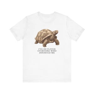 Outlived Every Last Doubter Shirt, Funny Tortoise Tee, Motivational Gift, Survivor Humor Graphic T-Shirt, Slow and Steady afbeelding 5