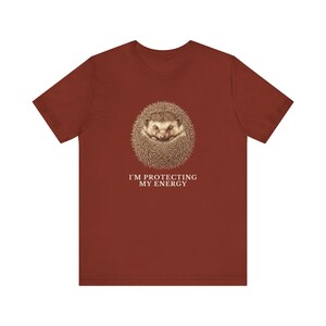 Protecting My Energy Hedgehog T-Shirt Bild 6