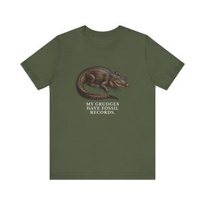 Camiseta "Los rencores tienen registros fósiles", camiseta divertida de cocodrilo, regalo de humor mezquino, camiseta gráfica de humor negro, regalo para introvertidos imagen 3