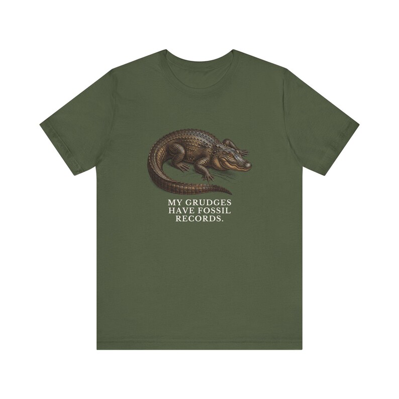 Camiseta "Los rencores tienen registros fósiles", camiseta divertida de cocodrilo, regalo de humor mezquino, camiseta gráfica de humor negro, regalo para introvertidos imagen 3