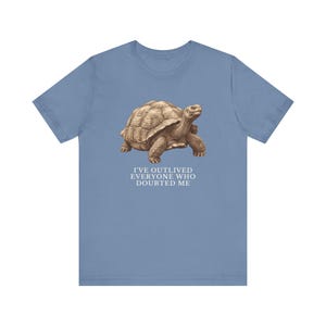 Outlived Every Last Doubter Shirt, Funny Tortoise Tee, Motivational Gift, Survivor Humor Graphic T-Shirt, Slow and Steady afbeelding 14