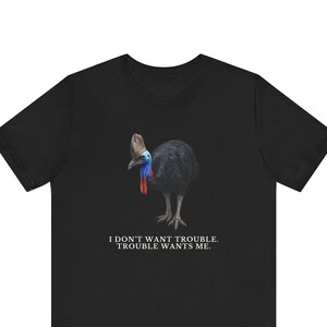 Trouble Finds Me First Shirt, Funny Cassowary Tee, Dangerous Bird Gift, Australian Wildlife Graphic T-Shirt, Bird Nerd afbeelding 1