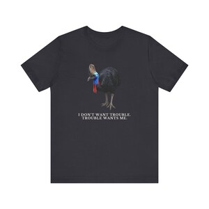 Trouble Finds Me First Shirt, Funny Cassowary Tee, Dangerous Bird Gift, Australian Wildlife Graphic T-Shirt, Bird Nerd afbeelding 10