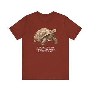 Outlived Every Last Doubter Shirt, Funny Tortoise Tee, Motivational Gift, Survivor Humor Graphic T-Shirt, Slow and Steady afbeelding 8