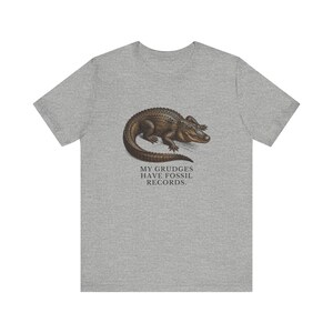 Camiseta "Los rencores tienen registros fósiles", camiseta divertida de cocodrilo, regalo de humor mezquino, camiseta gráfica de humor negro, regalo para introvertidos imagen 12
