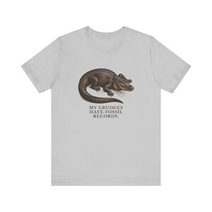 Camiseta "Los rencores tienen registros fósiles", camiseta divertida de cocodrilo, regalo de humor mezquino, camiseta gráfica de humor negro, regalo para introvertidos imagen 5