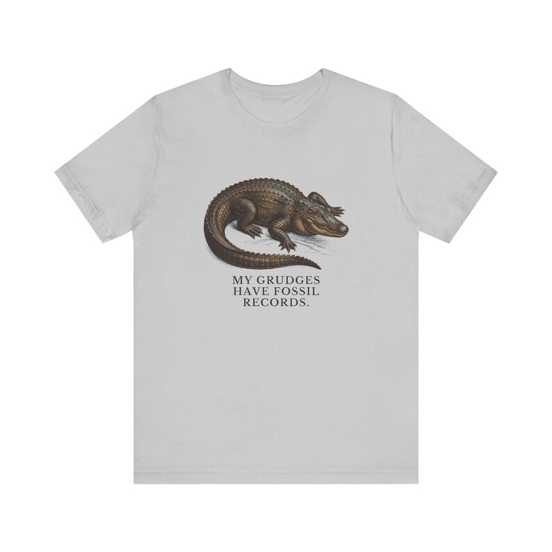 Camiseta "Los rencores tienen registros fósiles", camiseta divertida de cocodrilo, regalo de humor mezquino, camiseta gráfica de humor negro, regalo para introvertidos imagen 5