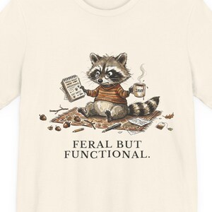 Feral But Functional Graphic Tee - Funny Raccoon Burnout Gift afbeelding 1