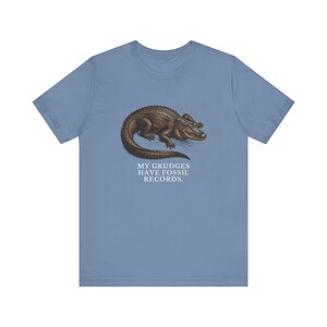 Camiseta "Los rencores tienen registros fósiles", camiseta divertida de cocodrilo, regalo de humor mezquino, camiseta gráfica de humor negro, regalo para introvertidos imagen 13