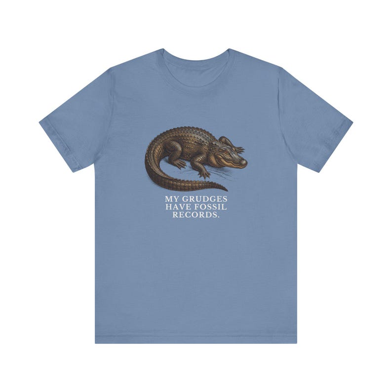 Camiseta "Los rencores tienen registros fósiles", camiseta divertida de cocodrilo, regalo de humor mezquino, camiseta gráfica de humor negro, regalo para introvertidos imagen 13