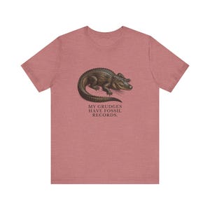 Camiseta "Los rencores tienen registros fósiles", camiseta divertida de cocodrilo, regalo de humor mezquino, camiseta gráfica de humor negro, regalo para introvertidos imagen 6