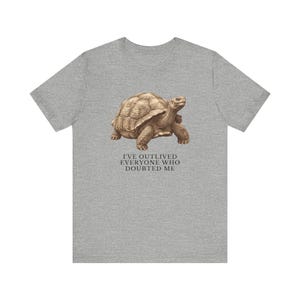 Outlived Every Last Doubter Shirt, Funny Tortoise Tee, Motivational Gift, Survivor Humor Graphic T-Shirt, Slow and Steady afbeelding 13