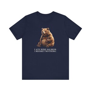 No Regrets Bear Shirt, Funny Grizzly Bear Tee, Salmon Lover Gift, Outdoorsy Humor Graphic T-Shirt, Wildlife Tee bild 15