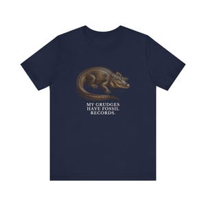 Camiseta "Los rencores tienen registros fósiles", camiseta divertida de cocodrilo, regalo de humor mezquino, camiseta gráfica de humor negro, regalo para introvertidos imagen 15