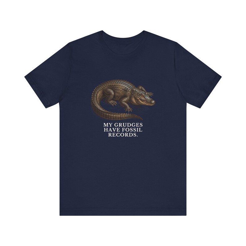 Camiseta "Los rencores tienen registros fósiles", camiseta divertida de cocodrilo, regalo de humor mezquino, camiseta gráfica de humor negro, regalo para introvertidos imagen 15