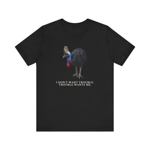 Trouble Finds Me First Shirt, Funny Cassowary Tee, Dangerous Bird Gift, Australian Wildlife Graphic T-Shirt, Bird Nerd afbeelding 3