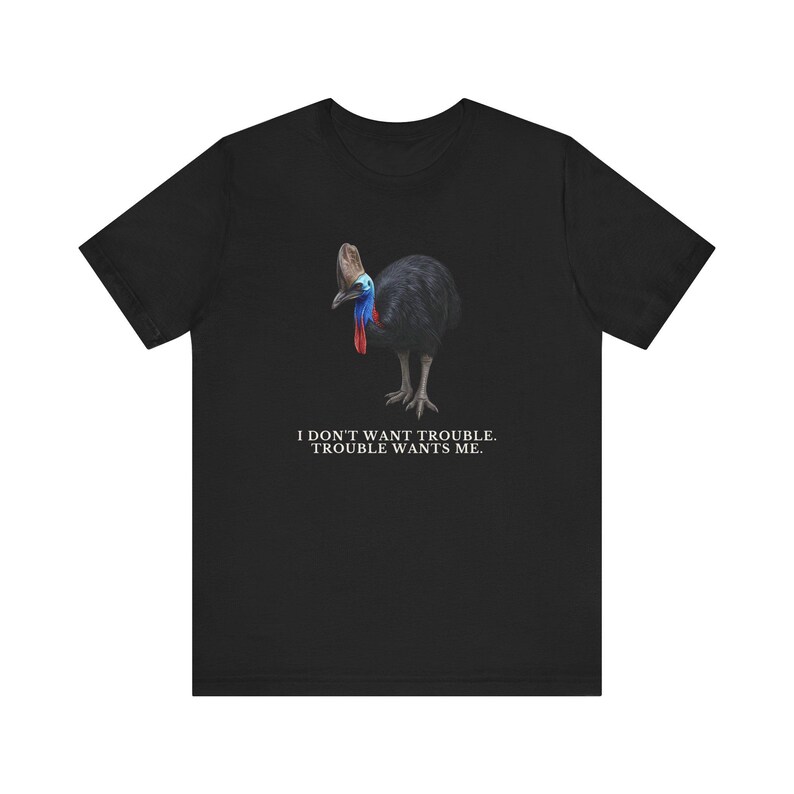 Trouble Finds Me First Shirt, Funny Cassowary Tee, Dangerous Bird Gift, Australian Wildlife Graphic T-Shirt, Bird Nerd afbeelding 3