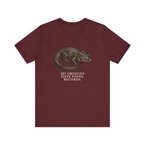Camiseta "Los rencores tienen registros fósiles", camiseta divertida de cocodrilo, regalo de humor mezquino, camiseta gráfica de humor negro, regalo para introvertidos imagen 18