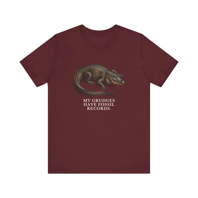 Camiseta "Los rencores tienen registros fósiles", camiseta divertida de cocodrilo, regalo de humor mezquino, camiseta gráfica de humor negro, regalo para introvertidos imagen 18