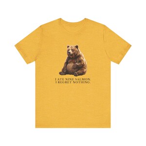 No Regrets Bear Shirt, Funny Grizzly Bear Tee, Salmon Lover Gift, Outdoorsy Humor Graphic T-Shirt, Wildlife Tee bild 8