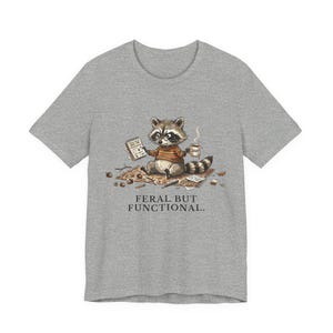 Feral But Functional Graphic Tee - Funny Raccoon Burnout Gift afbeelding 11