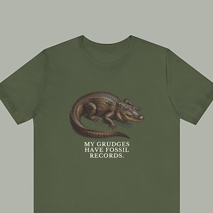 Camiseta "Los rencores tienen registros fósiles", camiseta divertida de cocodrilo, regalo de humor mezquino, camiseta gráfica de humor negro, regalo para introvertidos imagen 1