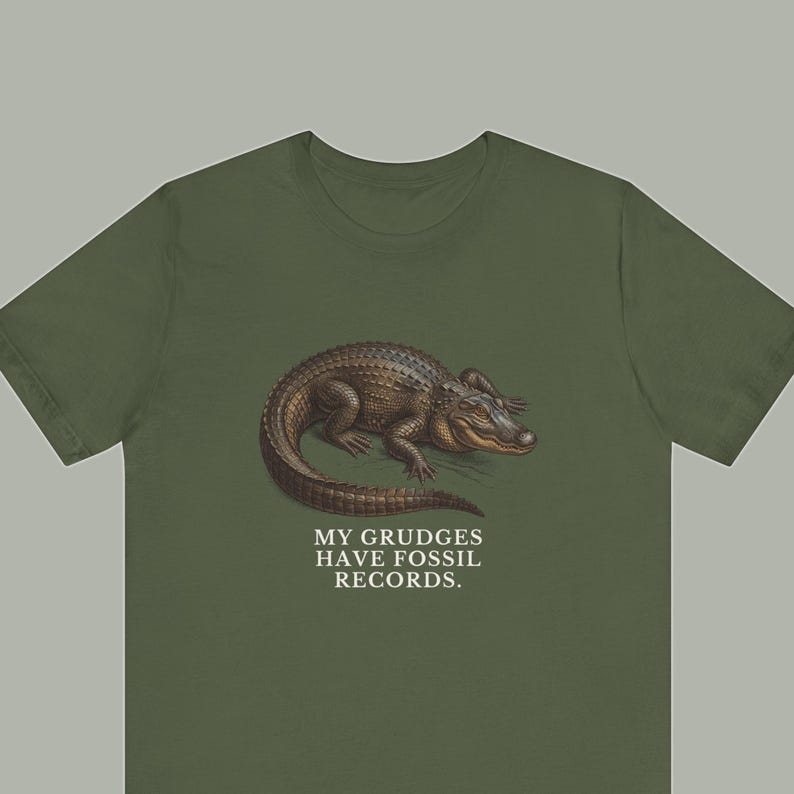 Camiseta "Los rencores tienen registros fósiles", camiseta divertida de cocodrilo, regalo de humor mezquino, camiseta gráfica de humor negro, regalo para introvertidos imagen 1
