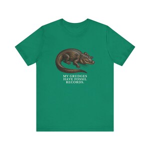 Camiseta "Los rencores tienen registros fósiles", camiseta divertida de cocodrilo, regalo de humor mezquino, camiseta gráfica de humor negro, regalo para introvertidos imagen 11