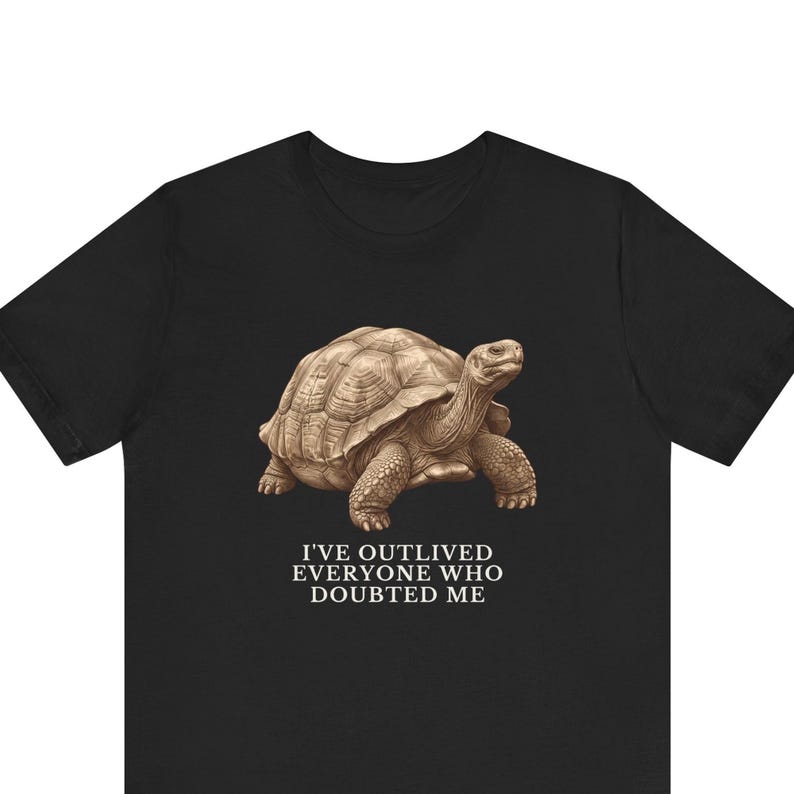 Outlived Every Last Doubter Shirt, Funny Tortoise Tee, Motivational Gift, Survivor Humor Graphic T-Shirt, Slow and Steady afbeelding 1
